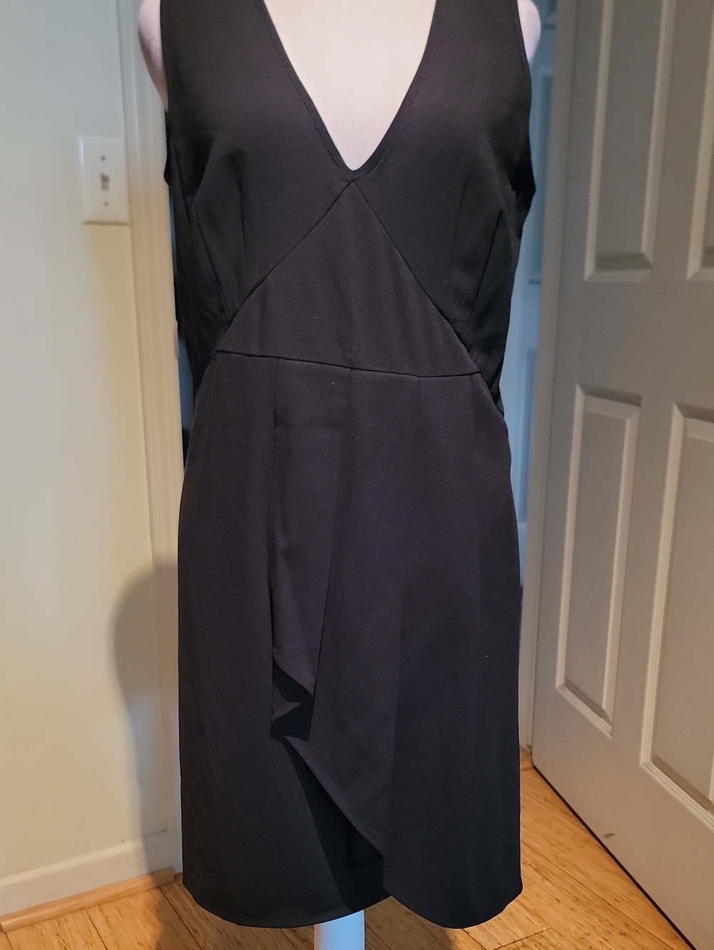 gap Classic Black V-Neck Sleeveless Dress